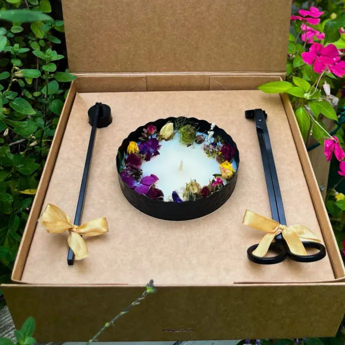 Coffret cadeau parfumé - Bougie florale et ses indispensables